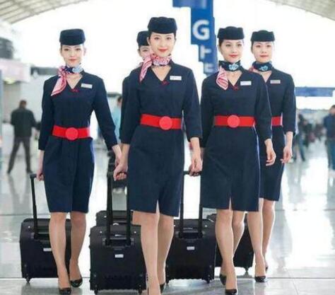 空姐上下飛機(jī)為什么要拉著箱子？廊坊空乘學(xué)校為你解答