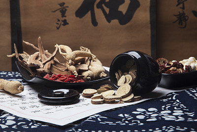 哪些中藥能夠清熱去火？山東醫(yī)藥技師學(xué)院幫你“降降溫”