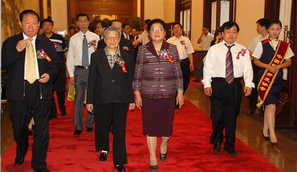 全國(guó)政協(xié)副主席錢正英（左一）、十五屆中央委員顧秀蓮（左三）、國(guó)務(wù)院扶貧主任，政協(xié)常委胡富國(guó)（左一）、北方汽車專修學(xué)校曹振峰董事長(zhǎng)（右一）在人民大會(huì)堂共同出席北方學(xué)校七千萬(wàn)扶貧工程